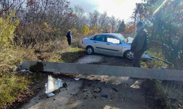 Óriási sebességgel villanyoszlopnak vágódott egy autó Szentendrén – szándékosan ütközhetett a sofőr
