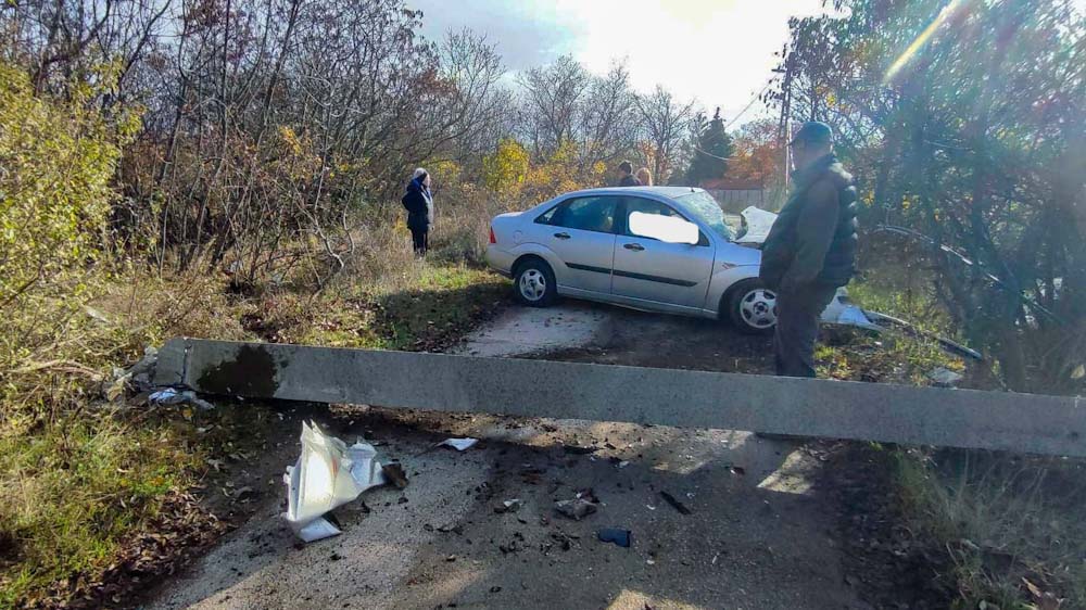 Óriási sebességgel villanyoszlopnak vágódott egy autó Szentendrén – szándékosan ütközhetett a sofőr