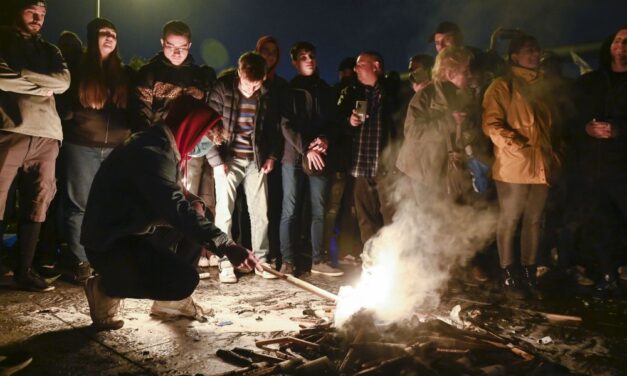 Tüntetés és tűz is volt tegnap este a tévészékház előtt, a rendőrök oltották el a lángokat