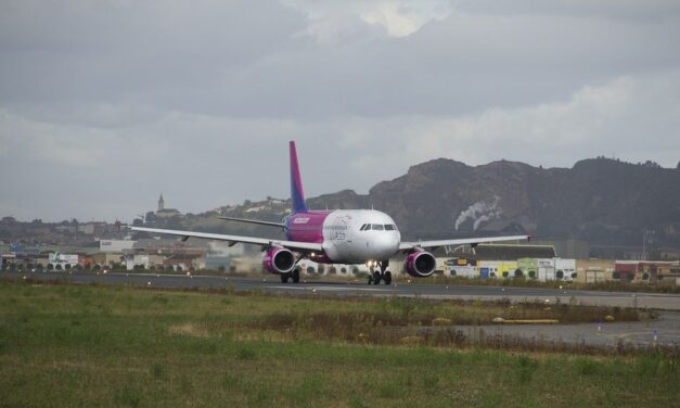 Botrány tört ki a budapesti repülőtéren: több jegyet adott el a Wizz Air egy járatra, mint ahány hely volt rajta