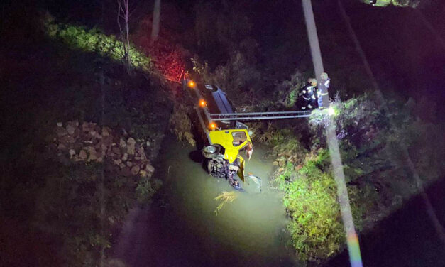 Képeken, ahogy kihúzzák a patakba zuhant autószállítót az M7-esen