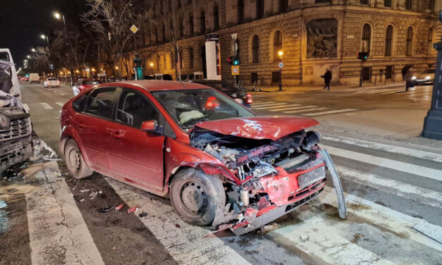 Hatalmas csattanás volt az Andrássy úton, piroson hajtott be az autó, karambol lett a vége