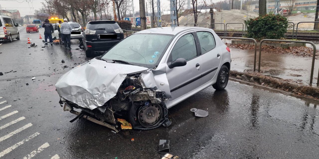 Két másik autót is letarolt a Budapesten megpördőlő Peugeot: az autó egyik utasa még a szélvédőt is kifejelte – Fotók a helyszínről