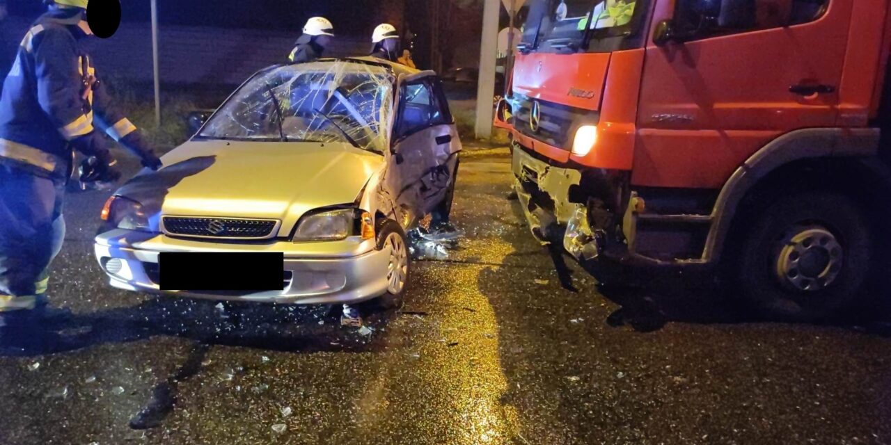 Brutális baleset Pest megyében: fékezés nélkül hajtott be a Suzuki a kereszteződésbe, az oldalába rohant egy teherautó – A sofőr súlyosan megsérült, sokkos állapotba került – Fotók