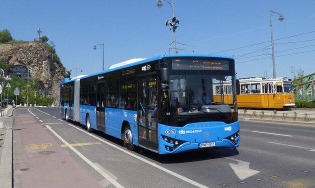 Nem unatkoztak a budapesti buszokon razziázó zsaruk: koldulás és kábítószer-birtoklás miatt is előállítottak valakit