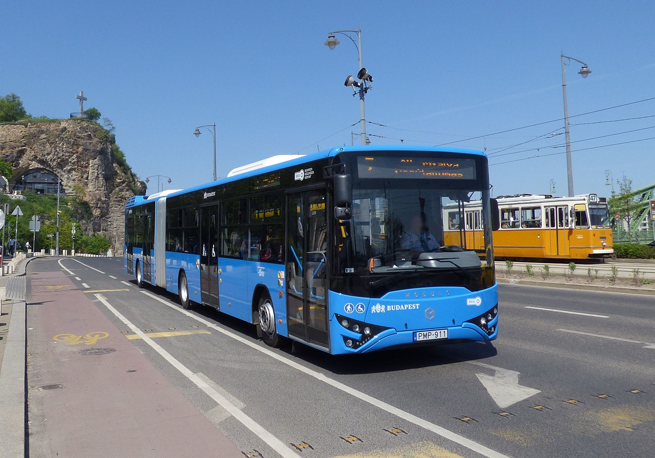 Nem unatkoztak a budapesti buszokon razziázó zsaruk: koldulás és kábítószer-birtoklás miatt is előállítottak valakit