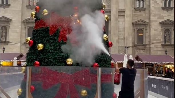 Kiderült, hogy mitől gyulladt ki a Bazilika előtti óriás karácsonyfa