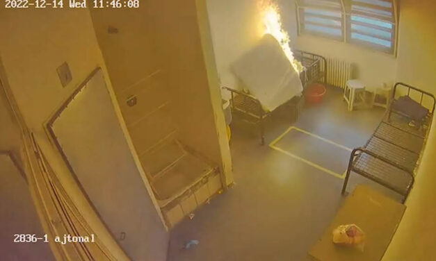 Videón, ahogy egy rab hatalmas tüzet rak a zárkájában