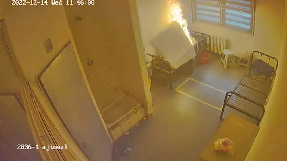 Videón, ahogy egy rab hatalmas tüzet rak a zárkájában