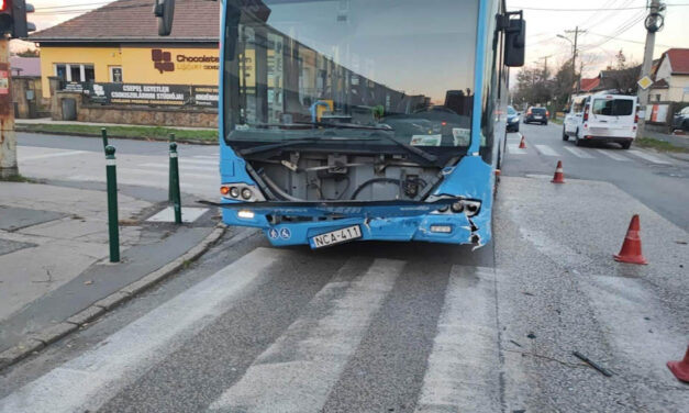 Jól levitték a 151-es busz elejét a fővárosban, a sofőr saját lábán szállt be a mentőbe