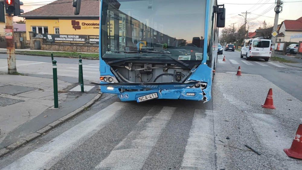 Jól levitték a 151-es busz elejét a fővárosban, a sofőr saját lábán szállt be a mentőbe