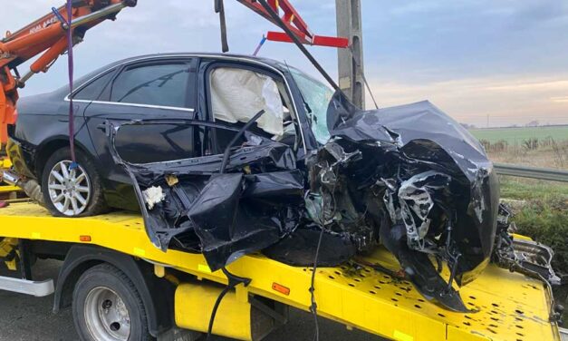 „Mentő vitte el, talán van esélye még, hogy megússza” – két vonattal is ütközött egy autó Pest megyében, az utasok arra kérik az autósokat, vegyék fel őket