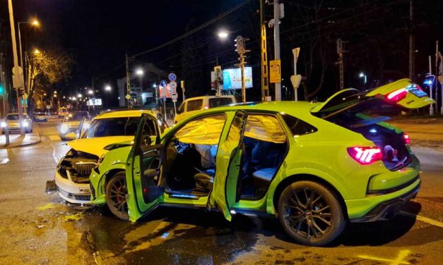 Csúnyán összetört a drága Audi, a hölgy nem tudta elkerülni az ütközést