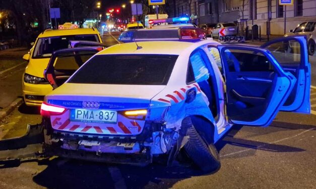 Döbbenetes autós üldözés: Végigzúzott az M0-án, Budaörsön, Budakeszin és fél Budapesten a furgon, aztán belecsapódott egy rendőrségi Audiba – HELYSZÍNI FOTÓK