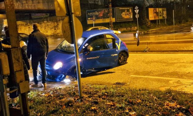 Kibabrált a nedves út az ittas sofőrrel – megcsúszott és telibe kapta a betontömböt egy Fiat a fővárosban