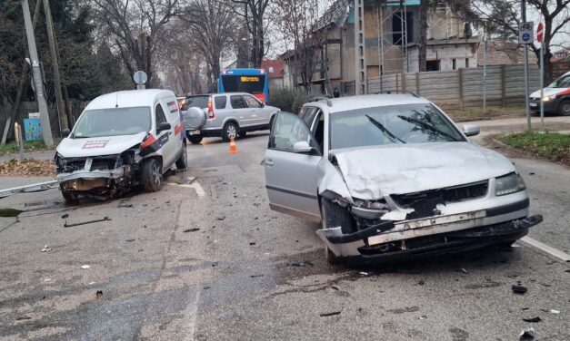 Egy furgon és egy kombi ütközött Budapesten – egy kisbabát kórházba szállítottak a helyszínről