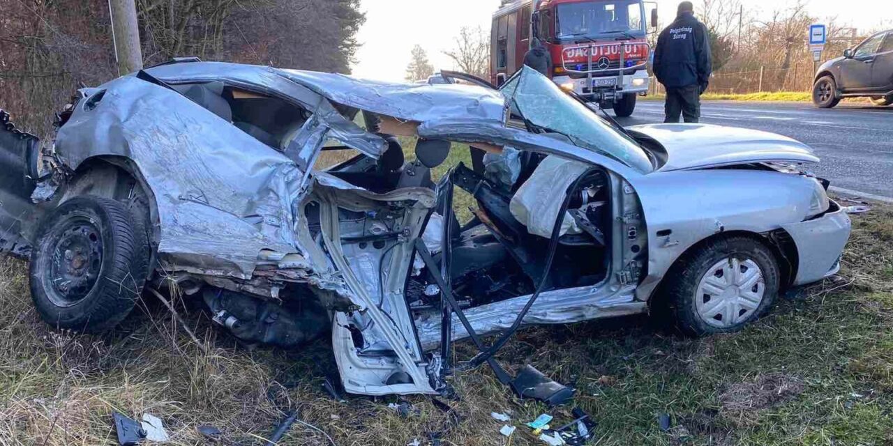Csoda, hogy túlélte! Egy Seat és egy kisteherautó ütközött Uzsa térségében – szinte semmi nem maradt a fiatal nő kocsijából