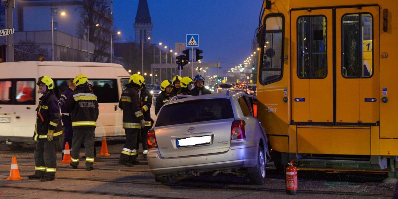 Nem vették komolyan a tilos jelzést, dupla ütközés lett a vége – kiderült, miért történt az újabb budapesti villamosbaleset – HELYSZÍNI FOTÓKKAL