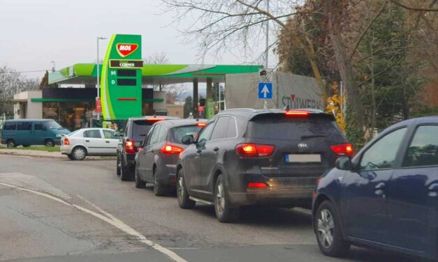 Hol lehet tankolni? Kígyózó sorok a Budapest környéki benzinkutakon, mindenki üzemanyagot kér a Mikulástól