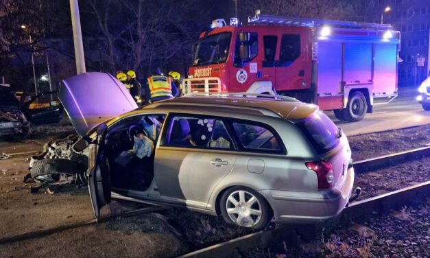 Részeg sofőr frontálisan ütközött egy másik autóval Budapesten – súlyosan megsérült – helyszíni fotók
