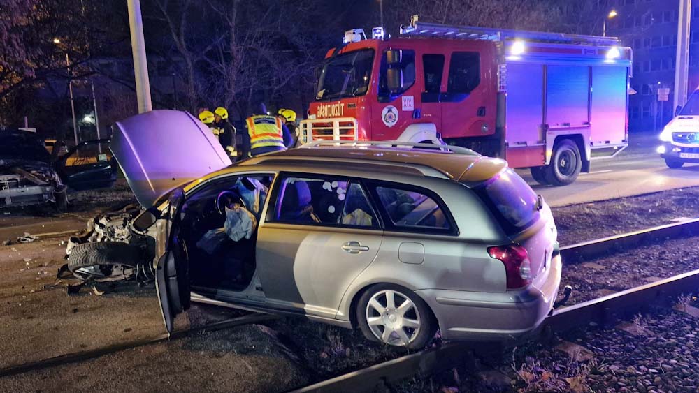 Részeg sofőr frontálisan ütközött egy másik autóval Budapesten – súlyosan megsérült – helyszíni fotók