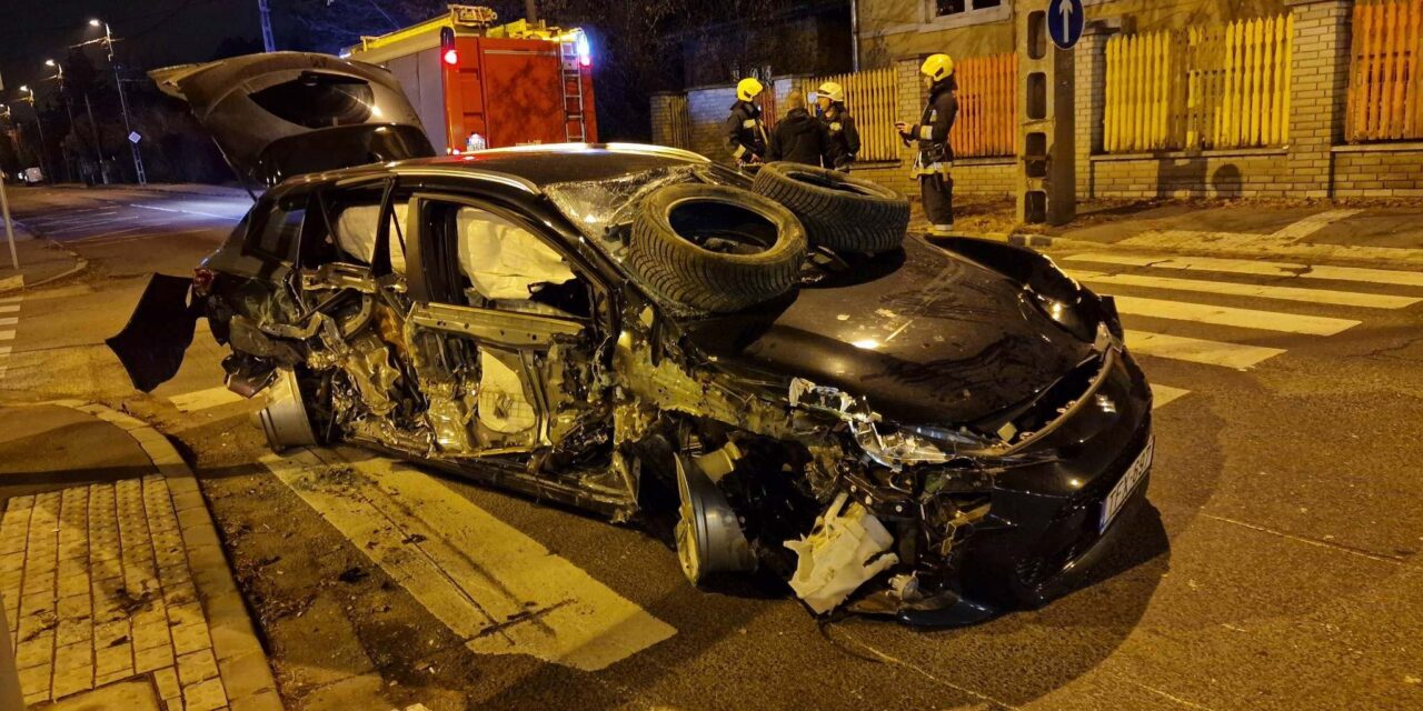 Ezt hogy csinálta?! Két HÉV-szerelvény közé szorult egy autó Budapest 16. kerületében – helyszíni fotókkal