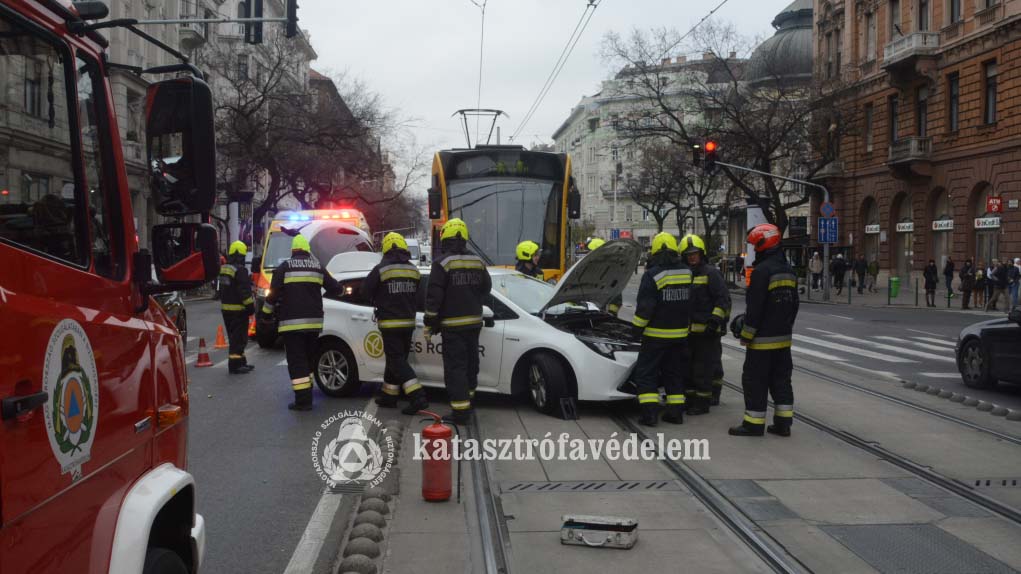 Villamos és autó ütközött a budapesti körúton – sínre került a személygépkocsi, már nem tudott megállni a BKV járata