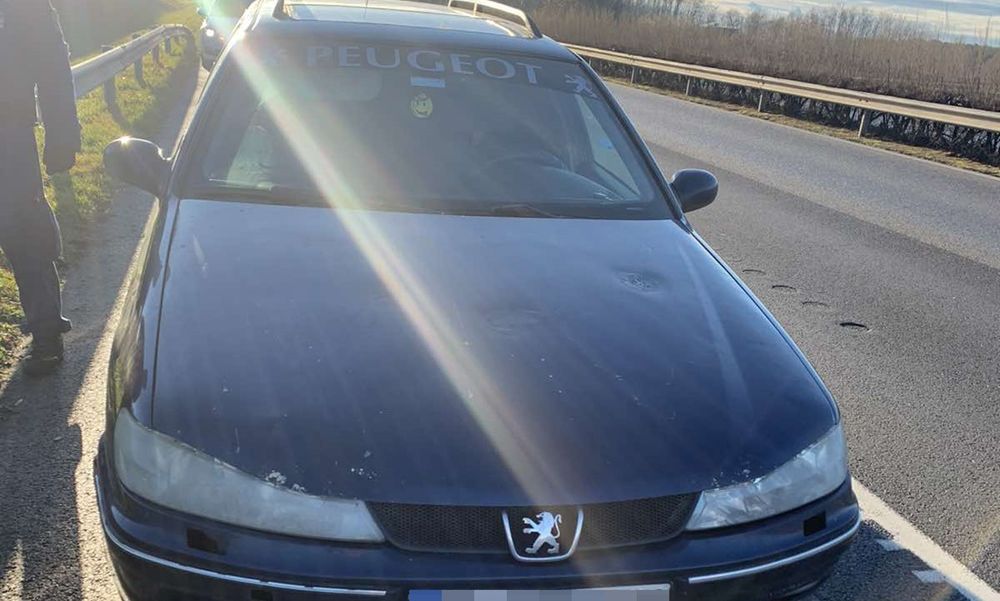 Tízen préselték magukat egy Peugeot-ba: az embercsempész elszaladt a rendőrök elől