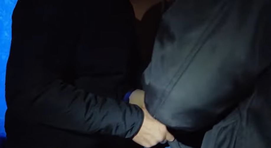 Videón a rajtaütés: így fogták el a zsaruk az ózdi dílert, aki már jó ideje teríthette a drogot a környéken