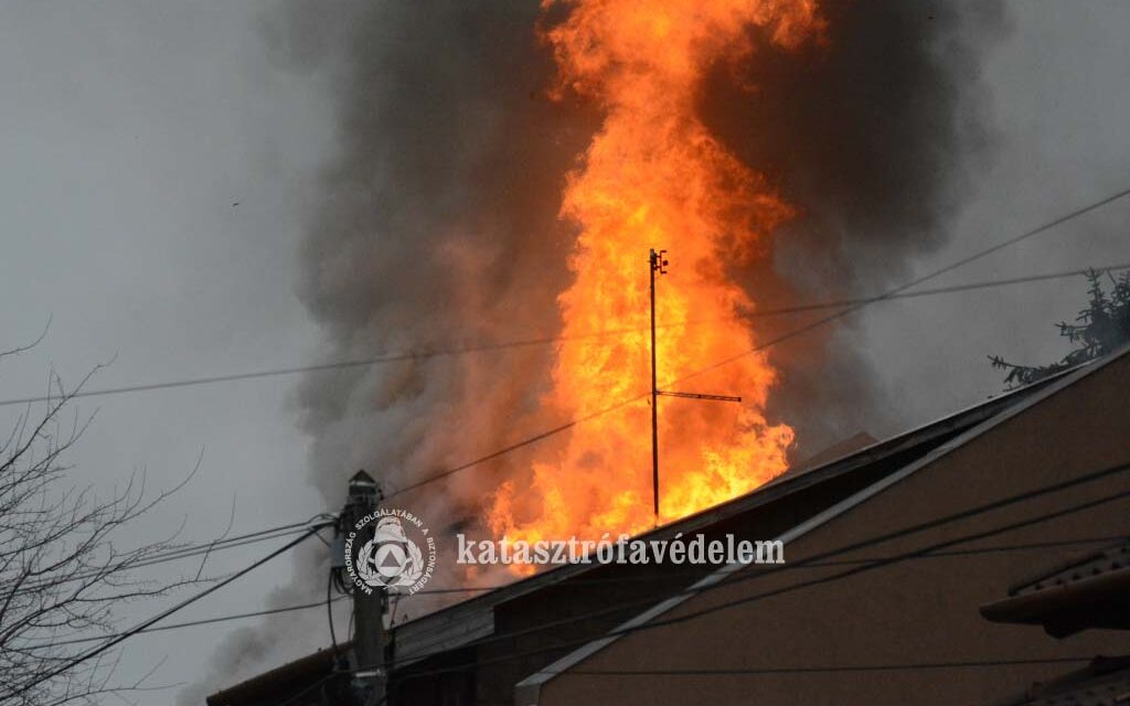 Halálos háztűz Budapesten – 33 tűzoltó fékezte meg a lángokat, egy emberen már nem tudtak segíteni