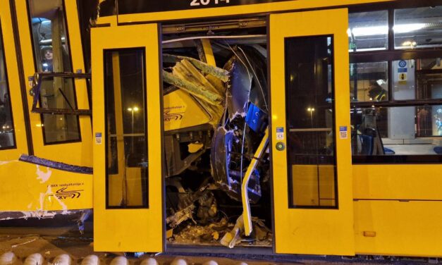 Megdöbbentő felvételek a baleset helyszínéről – hat embert szállítottak kórházba, miután két villamos összeütközött a fővárosban. Súlyosan megsérült az egyik sofőr.