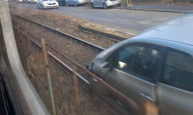 HÉV-vágányokon kötött ki egy autó Budapesten