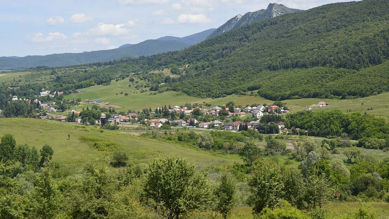 Semmitől sem félnek a javítóintézet lakói, egy csapat tinédzser tartja rettegésben a Heves vármegyei falut