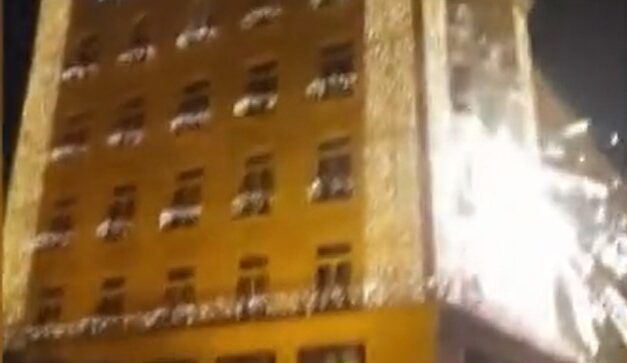 Dermesztő videón, ahogy egy tűzijátékkal telibe lövik a budapesti Rizt-Carlton Hotel oldalát