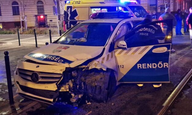 Híres felnőttfilm rendező és egy ismert sztár karambolozott a bevetésre száguldó rendőrautóval Budapesten