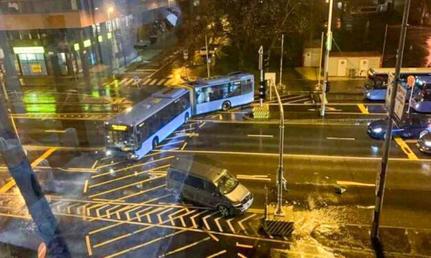 Baleset a szakadó esőben: piroson átrohanó Volkswagen csapódott bele a buszba Budapesten – Fotók a helyszínről!