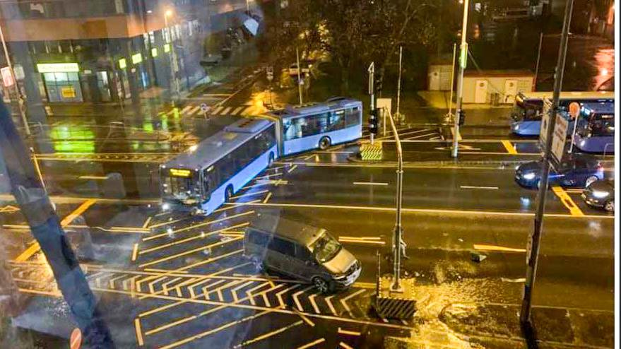 Baleset a szakadó esőben: piroson átrohanó Volkswagen csapódott bele a buszba Budapesten – Fotók a helyszínről!