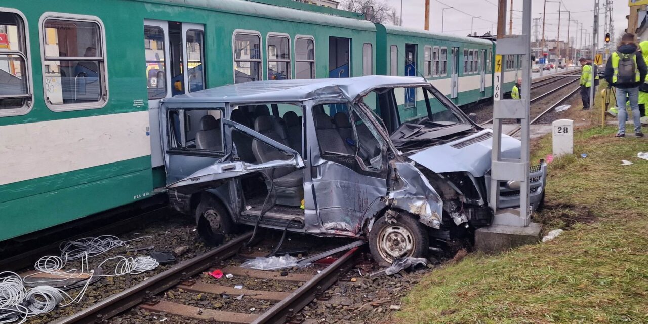 Kisbusz ütközött a HÉV-vel a Budapesten, többen súlyosan megsérültek – Brutális fotók a helyszínről