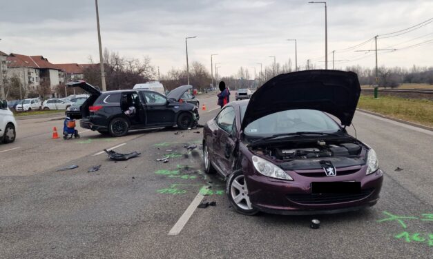 Hatalmas csattanással ment egymásba két autó Pest megyében: vétlen Peugeot akkorát pördült, hogy a szembe sávban tudott megállni – Fotók a helyszínről
