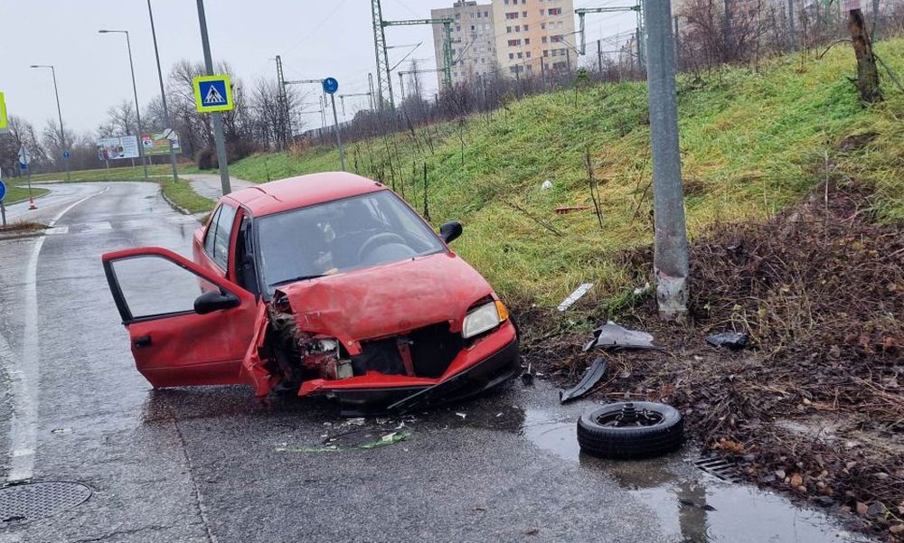 Rommá törte autóját egy suzukis Budapesten, kisodródott és egy kandelábernek ütközött – FOTÓK