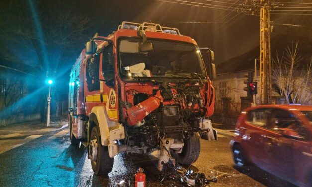 Szirénázó tűzoltóautóval ütközött a BKK járata Budapesten
