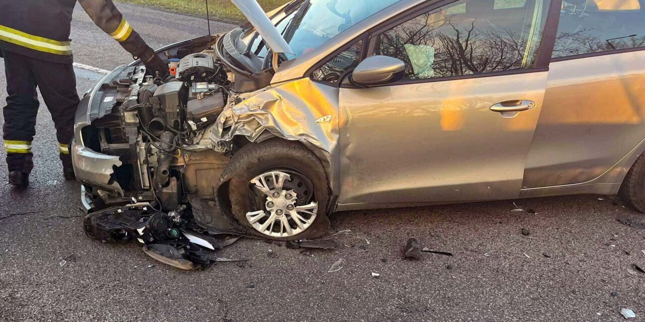 Vezetés közben lett rosszul a 30 éves nő Budapesten – mikrobusznak csapódott az autójával