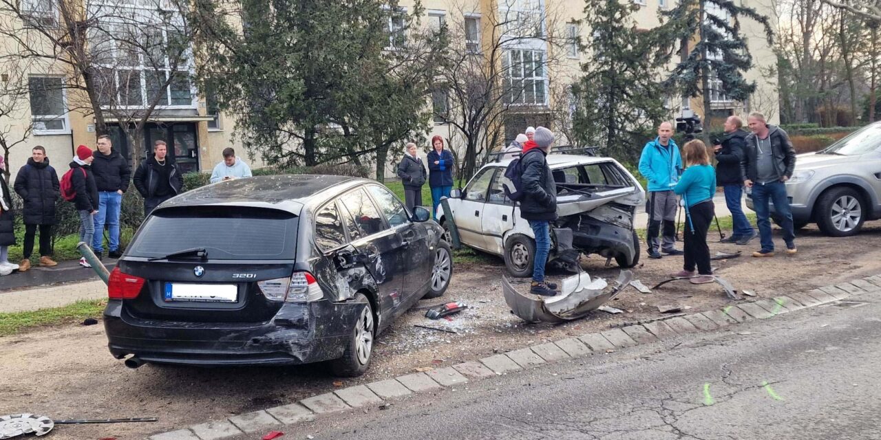 Autós üldözés Budapesten – rendőrök elől menekült a körözött férfi, saját Opelje mellett még két autót tört össze. Egy kisbaba is volt a kocsijában