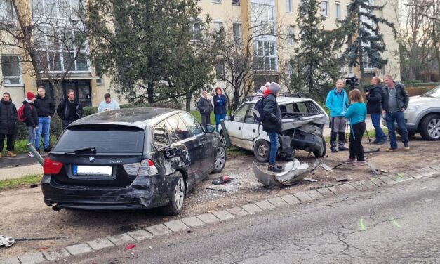 Autós üldözés Budapesten – rendőrök elől menekült a körözött férfi, saját Opelje mellett még két autót tört össze. Egy kisbaba is volt a kocsijában