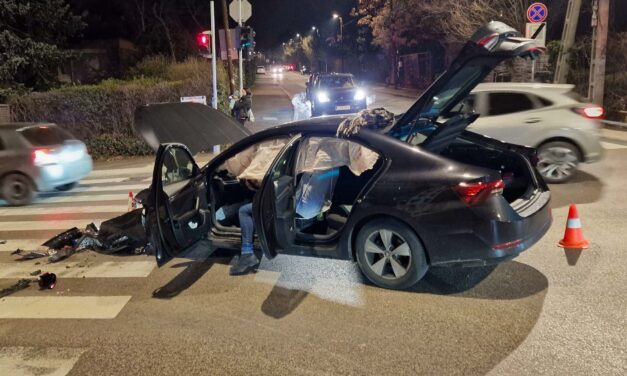 Csúnya ütközés a fővárosban: kirobbantak a légzsákok, kitört az Opel bal első futóműve