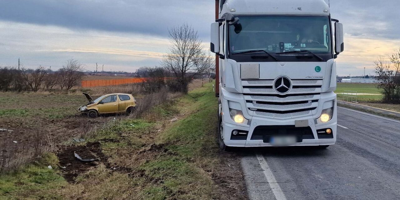 Előzés közben borította fel a Toyotát a Mercedes kamion, a szántóföldön landolt az autó