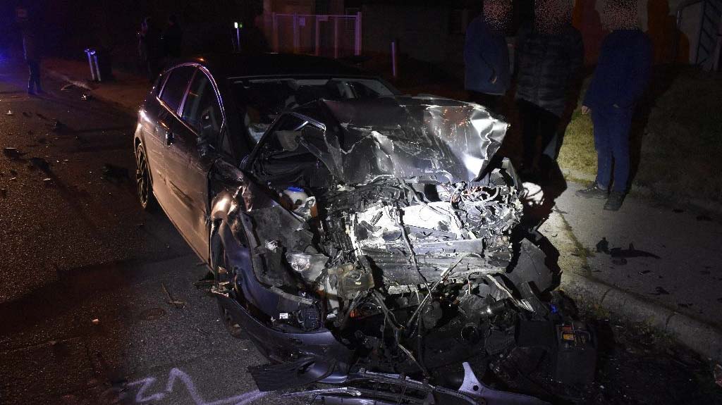 Nem figyelt a stoptáblára, öt autó tört össze, két ember pedig kórházba került Győr-Szabadhegyen