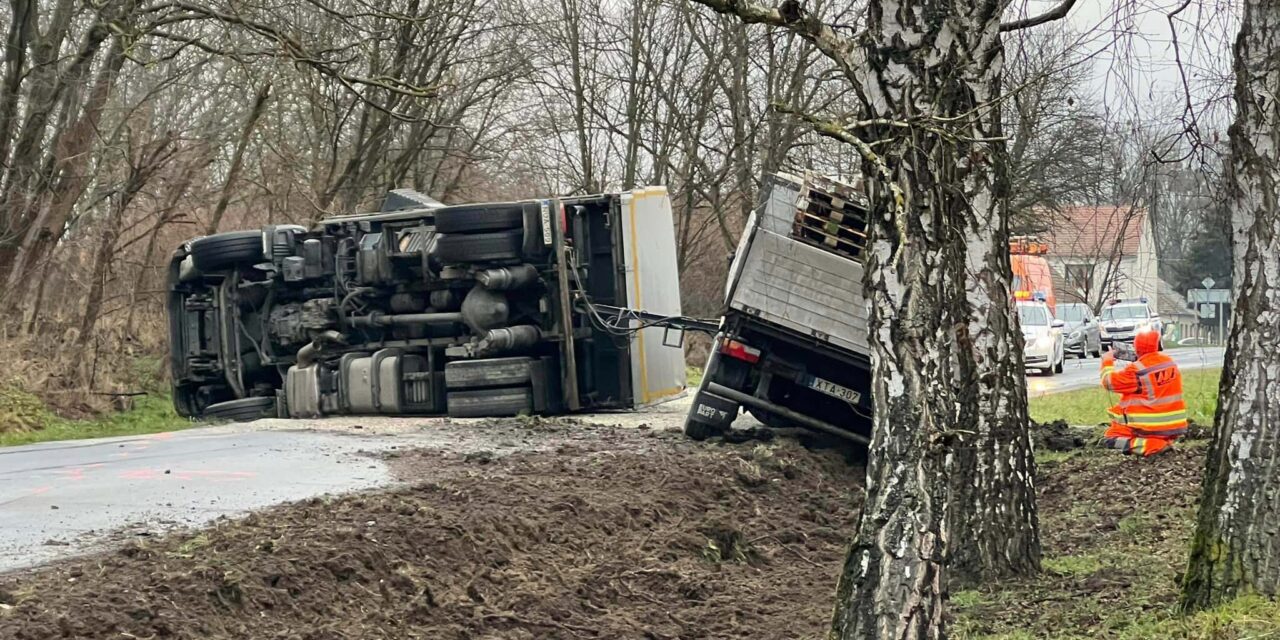 Brutális baleset – felborult egy pótkocsis teherautó Nagydobszánál