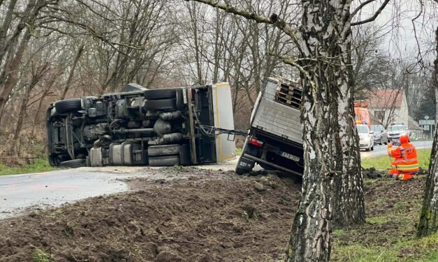 Brutális baleset – felborult egy pótkocsis teherautó Nagydobszánál