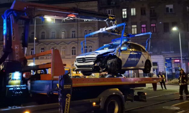 Mercedes rendőrautó ütközött BMW terepjáróval Budapest belvárosában – kitörött az autók kereke, sokkot kapott egy lány – HELYSZÍNI FOTÓKKAL